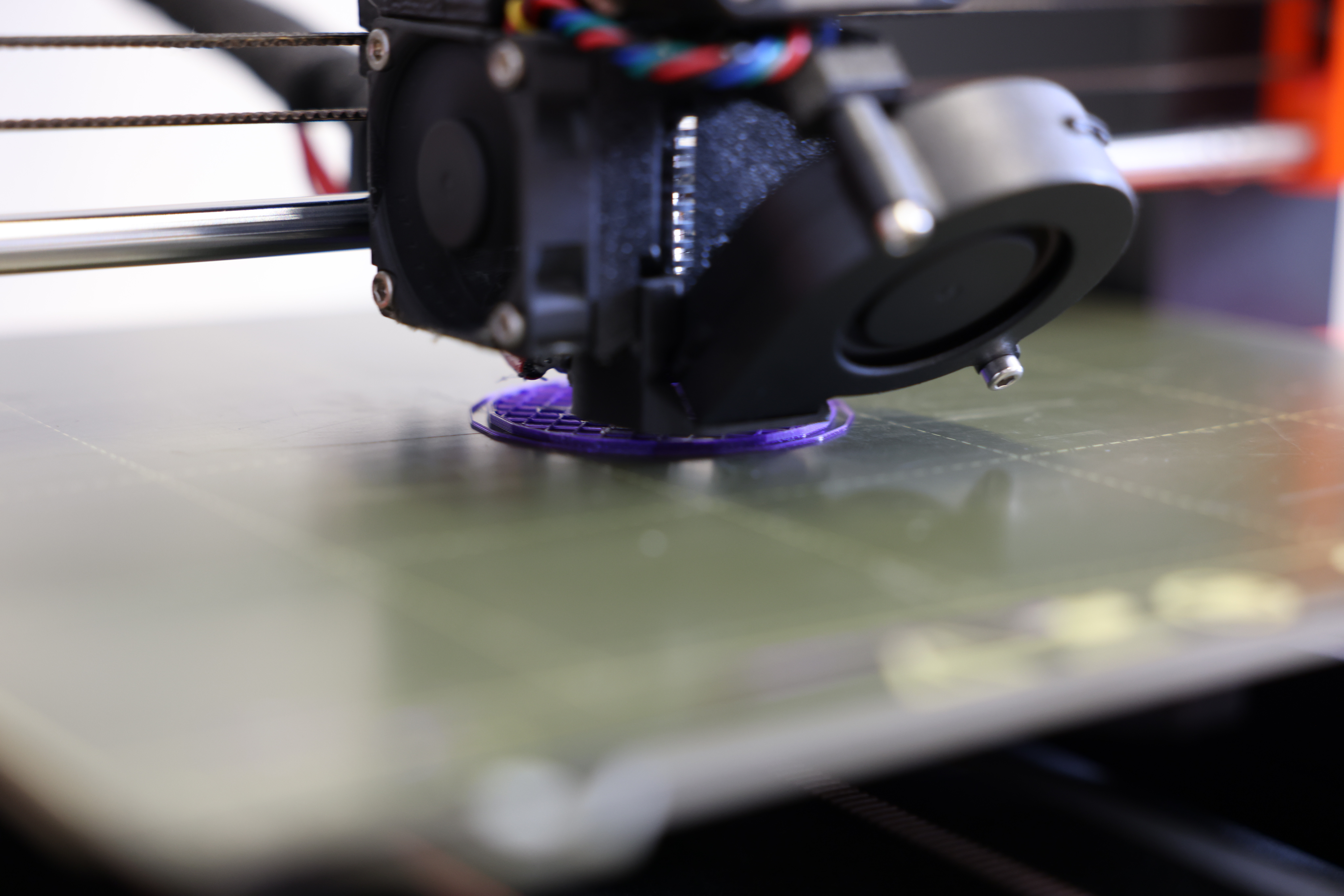 Foto eines 3D-Druckers mit Fokus auf dem Druckkopf.